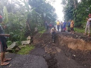 Jalan Ciamis-Pangandaran Ambles, Permukiman Warga Terisolir