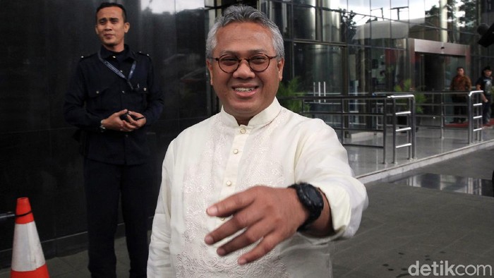 Ketua KPU Arief Budiman meninggalkan gedung KPK usai menjalani pemeriksaan. Ia diperiksa sebagai saksi dalam kasus suap PAW anggota DPR.