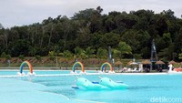 Nampak seperti asli, air kolam renang memang berasal dari laut tapi airnya telah melalui proses penyulingan. Jadi, warnanya biru jernih dan tanpa mengandung bahan kimia. (Wahyu Setyo Widodo/detikcom)