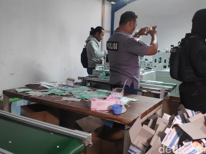Penggerebekan Pabrik Masker Ilegal di Jakut