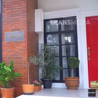 Gaya rumah townhouse di New York menjadi sumber inspirasi Cas, yang merancangnya sendiri dibantu temannya.  Foto: Screenshot YouTube/ The Project Trans TV