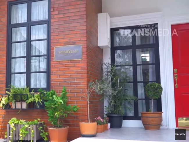 Gaya rumah townhouse di New York menjadi sumber inspirasi Cas, yang merancangnya sendiri dibantu temannya.  Foto: Screenshot YouTube/ The Project Trans TV