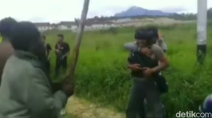 Sopir asal Polman tewas diamuk massa di Papua karena dituduh menabrak warga hingga tewas dan seekor babi hingga mati (Screenshot video viral)