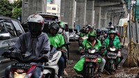 Warga yang melintasi mengeluhkan kondisi jalan yang rusak parah.