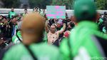 Foto: Ojol Hijaukan Gedung DPR