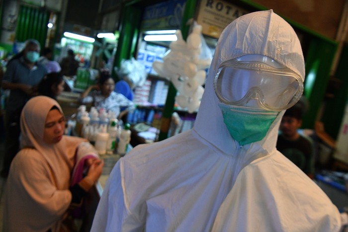 HARGA MASKER TURUN DI PASAR PRAMUKA Pedagang menunggu calon pembeli masker di Pasar Pramuka, Matraman, Jakarta Timur, Jumat (28/2/2020). Harga masker yang sempat menyentuh sekitar Rp1,7 juta per kotak untuk jenis N95 karena dampak virus corona, kini telah turun hingga sekitar 50 persen menjadi sekitar Rp800 ribu hingga Rp900 ribu per kotak, sementara untuk masker bedah dari harga sekitar Rp250 ribu menjadi Rp160 ribu per kotak. ANTARA FOTO/Sigid Kurniawan/wsj.