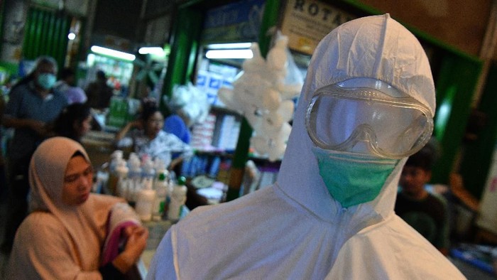 Pedagang menunggu calon pembeli masker di Pasar Pramuka, Matraman, Jakarta Timur, Jumat (28/2/2020).  Harga masker yang sempat menyentuh sekitar Rp1,7 juta per kotak untuk jenis N95 karena dampak virus corona, kini telah turun hingga sekitar 50 persen menjadi sekitar Rp800 ribu hingga Rp900 ribu per kotak, sementara untuk masker bedah dari harga sekitar Rp250 ribu menjadi Rp160 ribu per kotak. ANTARA FOTO/Sigid Kurniawan/wsj.