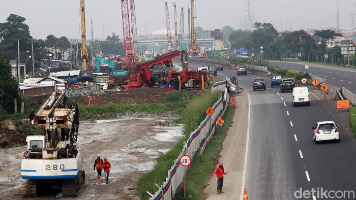 Pembangunan proyek Kreta Cepat Jakarta Bandung (KCJB) terus berlanjut. Dari informasi yang dihimpun, konstruksi kereta cepat Jakarta-Bandung sudah mencapai 44% pembangunan fisiknya.