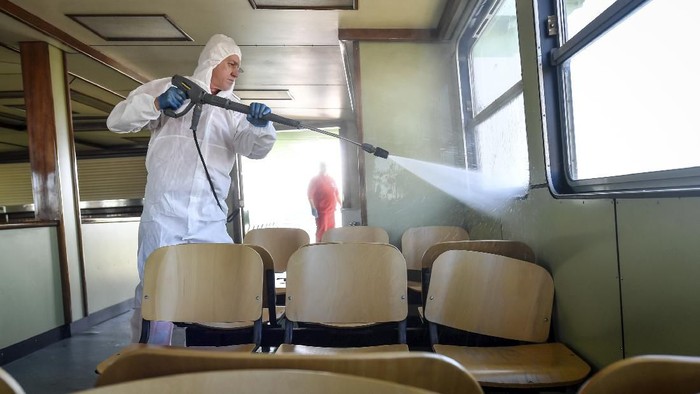 Jumlah kasus virus corona di wilayah Italia kembali mengalami lonjakan. Petugas terus menyisir setiap sudut kota dengan menyemprotkan cairan desinfektan.