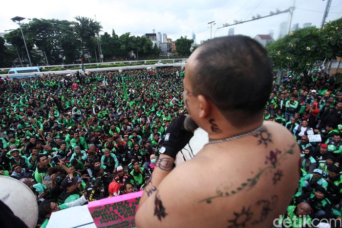 Massa driver ojek online (ojol) berdemo di depan Gedung DPR RI, Jakarta, Jumat (28/2/2020). Mereka meminta Wakil Ketua Komisi V Nurhayati Monoarfa mundur.