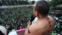 Orator berorasi di hadapan massa Ojol yang memadati depan Gedung DPR, Jumat (28/2/2020).