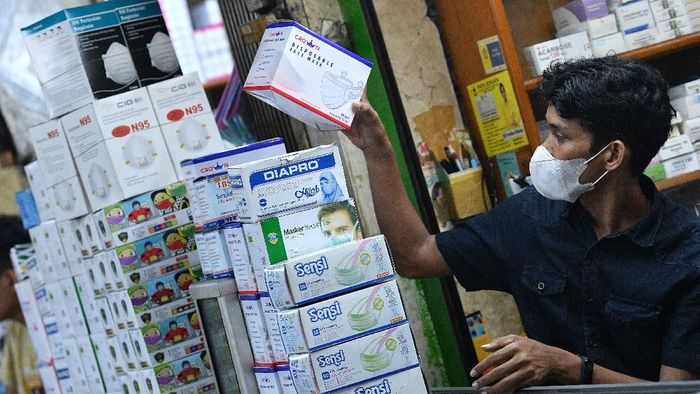 HARGA MASKER TURUN DI PASAR PRAMUKA Pedagang menunggu calon pembeli masker di Pasar Pramuka, Matraman, Jakarta Timur, Jumat (28/2/2020). Harga masker yang sempat menyentuh sekitar Rp1,7 juta per kotak untuk jenis N95 karena dampak virus corona, kini telah turun hingga sekitar 50 persen menjadi sekitar Rp800 ribu hingga Rp900 ribu per kotak, sementara untuk masker bedah dari harga sekitar Rp250 ribu menjadi Rp160 ribu per kotak. ANTARA FOTO/Sigid Kurniawan/wsj.