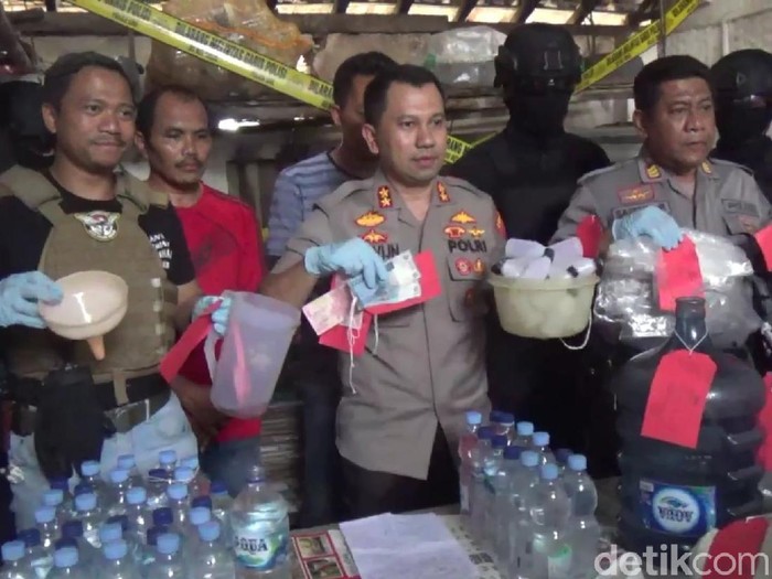 Polisi membongkar praktik produksi miras oplosan di pesisir selatan Trenggalek. Produksi dilakukan di sebuah dapur yang kumuh.