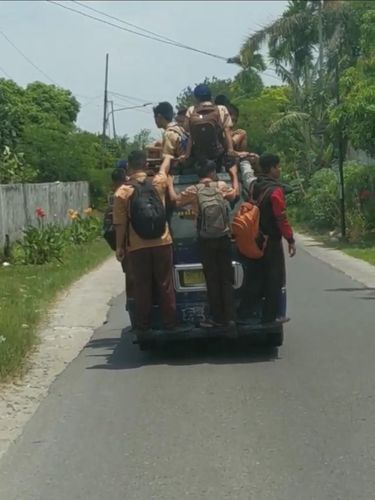 Bah! Siswa di Sumut Gelantungan di Angkot Padahal Jalanan Naik Turun