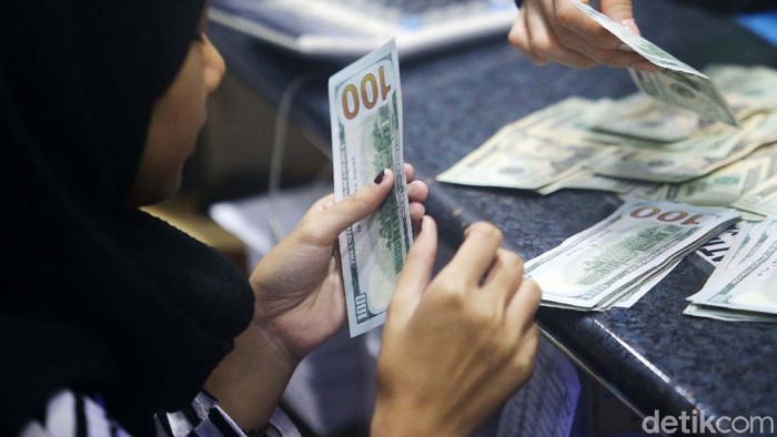 Wabah Corona tak hanya menjangkiti tubuh manusia, tetapi juga ke sektor keuangan global, termasuk Indonesia. Hal ini menyebabkan nilai tukar rupiah melemah terhadap dolar.