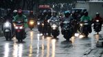 Ngeeng... Aksi Pemotor Terobos Hujan