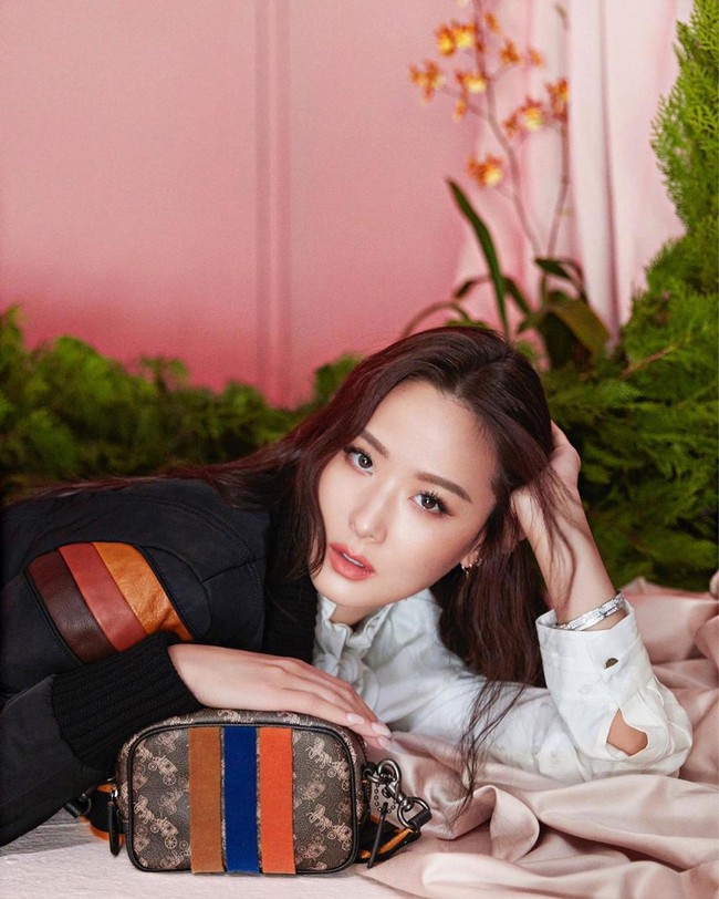 Bicara mengenai resep kecantikannya, pemilik department store tersebut mengaku memang rutin mengaplikasikan skincare baik pada tubuh dan wajah. Tapi ada satu bagian yang kini diperhatikannya lebih yaitu leher. Foto: Instagram @aimeeyunyunsun