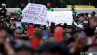 Dalam aksi ini, massa Ojol enggan mengutus perwakilan demo menghadap DPR RI. Sebaliknya, mereka menuntut perwakilan DPR RI temui langsung peserta demonstrasi dan memberikan penjelasan Nurhayati tersebut.