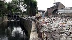 Gunungan Sampah Dekat Anak Sungai Citarum Dikeruk