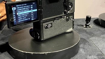 Layar kamera dibuat bisa berotasi ke depan. Ini akan membantu konten creator membuat vlog. Foto: Adi Fida Rahman/detikINET