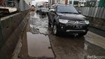Musim Hujan, Jalan Boulevard Kelapa Gading Rusak Parah
