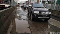 Luas lubang di Jalan Boulevard tampak bervariasi.