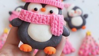 Sementara bagian saat mendekorasi macaron tersebut hingga tampilannya menjadi cantik merupakan bagian favorit Katrina. Menurut Katrina, dirinya harus fokus ketika menambahkan detail kecil pada bentuk macaron seperti mata, mulut, dan hiasan lainnya. Foto: Instagram @sugardevotion
