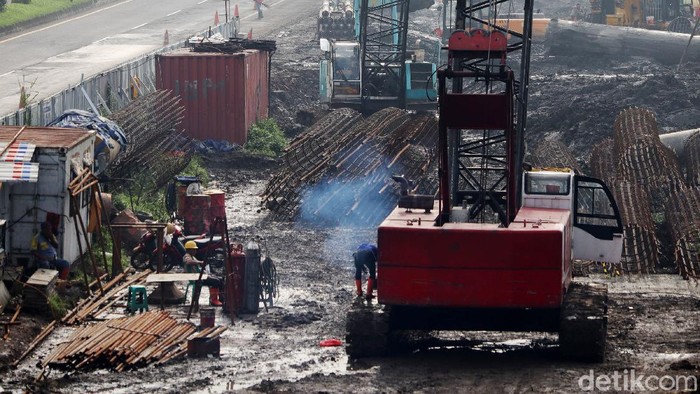 Pembangunan proyek Kreta Cepat Jakarta Bandung (KCJB) terus berlanjut. Dari informasi yang dihimpun, konstruksi kereta cepat Jakarta-Bandung sudah mencapai 44% pembangunan fisiknya.