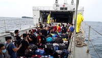 Begini suasana di dalam kapal LCU. Tidak ada pakaian khusus yang digunakan para WNI ABK World Dream. Sementara petugas kesehatan yang mendampingi terlihat menggunakan alat pelindung diri lengkap berwarna kuning. ANTARA FOTO/Dispenal.