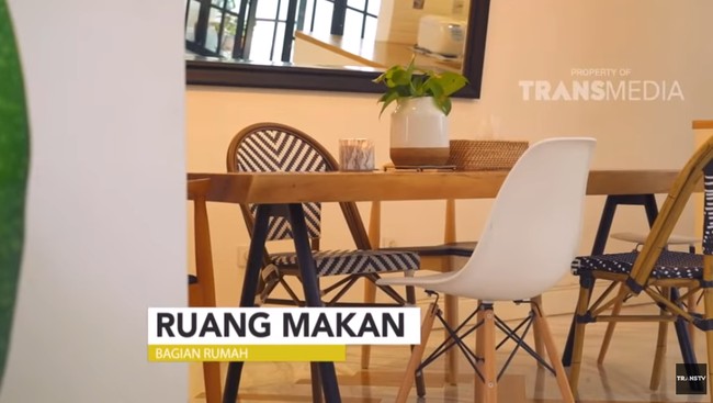 Ruang makan dan dapur dibuat menyatu dengan ruang keluarga. Area ini didesain simpel namun tetap nyaman dan terlihat rapi. Foto: Screenshot YouTube/ The Project Trans TV