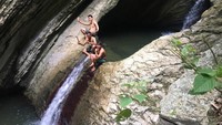 Namun sayang, kawasan wisata Ulu Ledeng tidak memiliki fasilitas pendukung. Saat ingin mencapai tingkatan kedua dan ketiga air terjun mini Ulu Ledeng, kami harus memanjat tebing dengan sangat hati-hati, lengah sedikit nyawa menjadi taruhannya. (Abdy Febriady/detikcom)