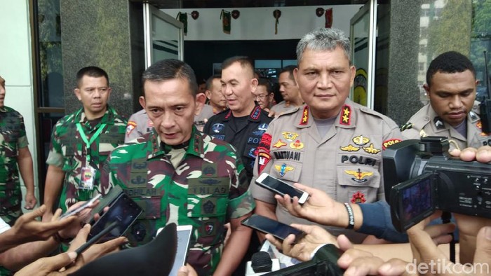 Pangdam Bukit Barisan Mayjen Sabrar Fadhilah dan Kapolda Sumut Irjen Martuani Sormin (Datuk Haris Molana/detikcom)