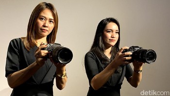 Secara tampilan Fujiflm X-T4 tidak jauh berbeda dengan pendahulunya. Masih mengusung desain retro. Foto: Adi Fida Rahman/detikINET