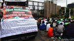 Massa Pengemudi Ojol Salat Jumat di Depan Gedung DPR