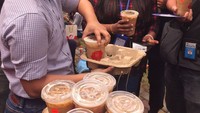 Disela-sela meliput berita para wartawan juga mendapatkan es kopi yang dingin menyegarkan. Foto: Istimewa/Says