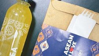 Air Asia pun mengirimkan makanan gratis kepada wartawan di istana lengkap dengan minuman teh dingin di dalam botol. Foto: Istimewa/Says