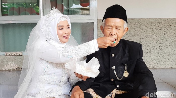 Pasangan kakek-nenek bercicit satu ini ikut nikah massal di Banyumas, Jumat (28/2/2020)