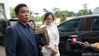 Syifa Hadju dan kuasa hukumnya, Sandy Arifin saat ditemui di Polres Tangerang Selatan pada Jumat (28/2). Pool/Palevi S/detikFoto.