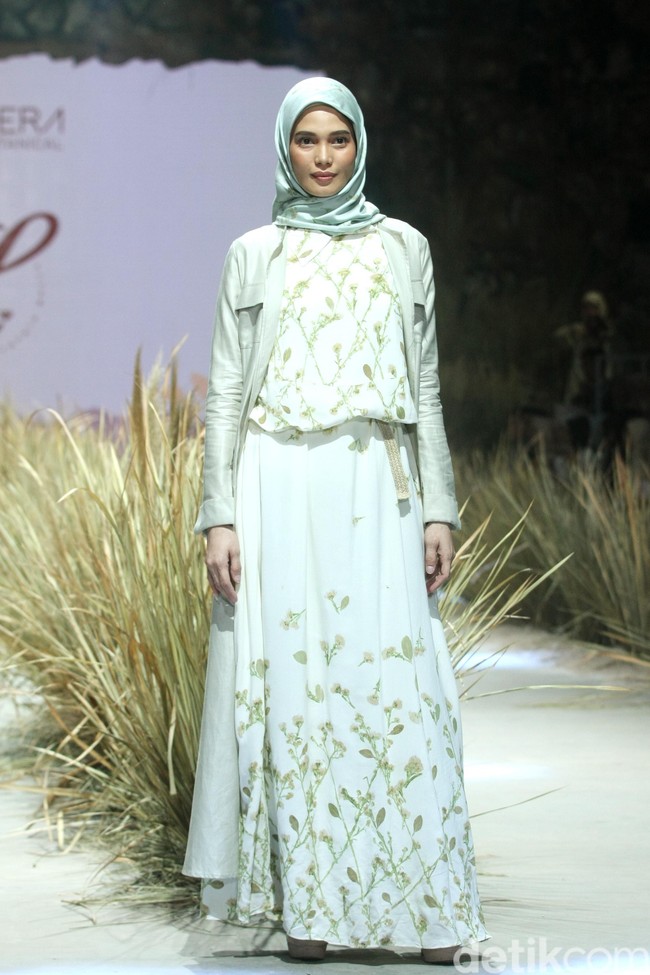 Sadar akan kepedulian lingkungan merupakan langkah awal Bella untuk bikin karya busana muslim yang ecofriendly. Laudya Cynthia Bella pun mengaku mendapatkan inspirasi dari dua mahasiswi Bandung yang datang ke rumahnya untuk memperlihatkan desain yang menggunakan ecoprinting. Foto: Mohammad Abduh/Wolipop