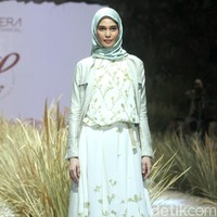 Sadar akan kepedulian lingkungan merupakan langkah awal Bella untuk bikin karya busana muslim yang ecofriendly. Laudya Cynthia Bella pun mengaku mendapatkan inspirasi dari dua mahasiswi Bandung yang datang ke rumahnya untuk memperlihatkan desain yang menggunakan ecoprinting. Foto: Mohammad Abduh/Wolipop