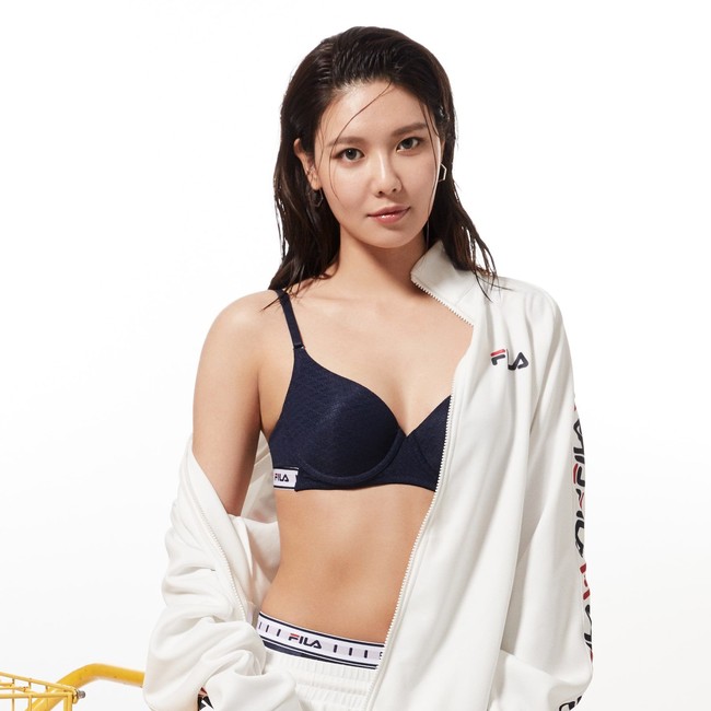 Gaya sporty dengan sports bra juga dipadankan bersama jaket hoodie yang membuat penampilannya lebih stylish. Foto: Dok. FILA Korea