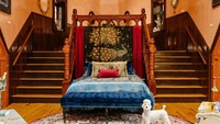 Ketika para tamu memasuki kaki belakang Lucy, mereka akan mulai menaiki tangga dan menemukan dekorasi bergaya victoria mulai dari sprei hingga karpet. (Airbnb)