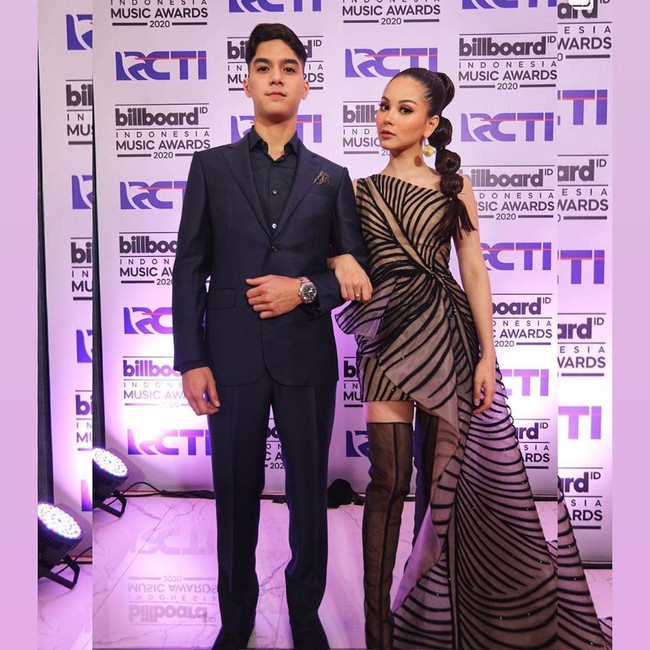 Alyssa Daguise ikut menemani Al Ghazali menghadiri Billboard Awards 2020 baru-baru ini. Dari sanalah terkuak Al Ghazali dan Alyssa Daguise kembali pacaran setelah sempat putus. Foto: Instagram @alyssadaguise