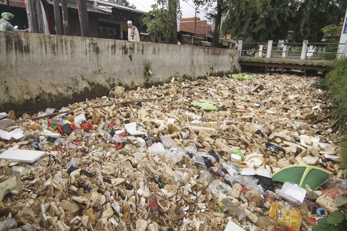 Sampah Penuhi Kali Licin di Depok Kali Licin yang berada di kawasan Depok dipenuhi oleh sampah. Sampah-sampah yang menumpuk di kali itu disebut menjadi salah satu penyebab banjir di kawasan itu.
