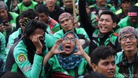 Massa Ojol meminta Nurhayati turun karena telah mengusulkan pembatasan kendaraan motor melintas di jalan nasional.