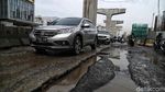Musim Hujan, Jalan Boulevard Kelapa Gading Rusak Parah