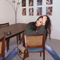 Kepada ET Today, sosialita tersebut mengaku mengaplikasikan krim mata di bagian leher untuk memastikan bagian itu tetap mulus dan kencang. Selain itu, ia juga pakai toner, serum, eye cream, dan pelembap untuk wajah. Foto: Instagram @aimeeyunyunsun