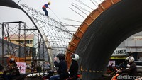 Selain pembangunan flyover juga dilakukan pelebaran jalan.