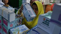 Kini, harga masker tersebut turun bahkan hingga 50 persen.