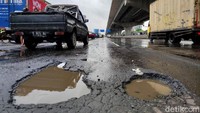 Banjir turut merendam ruas tol Jakarta Cikampek KM 19 arah Jakarta. Banjir membuat ruas tol tersebut terputus. Rachman Haryanto/detikcom.